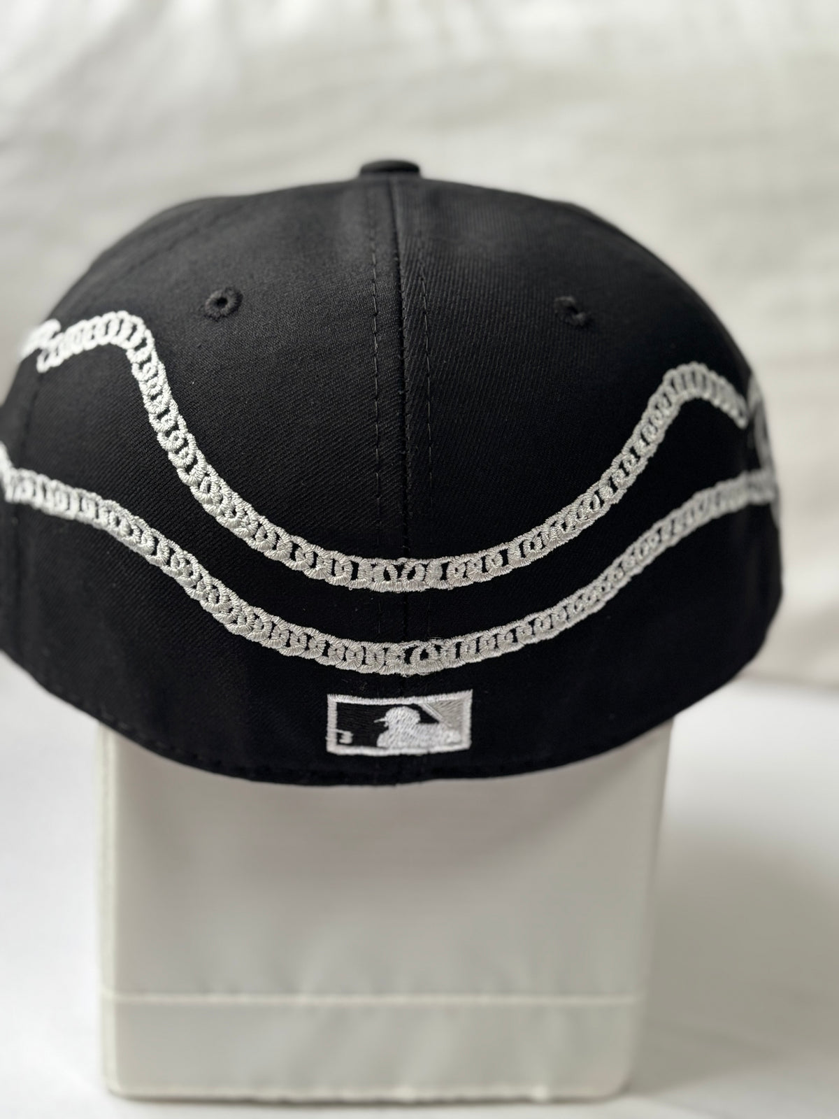 Gorra Chicago White Sox 59FIFTY Black – Silver Chain Design Edition Talla 7 3/8