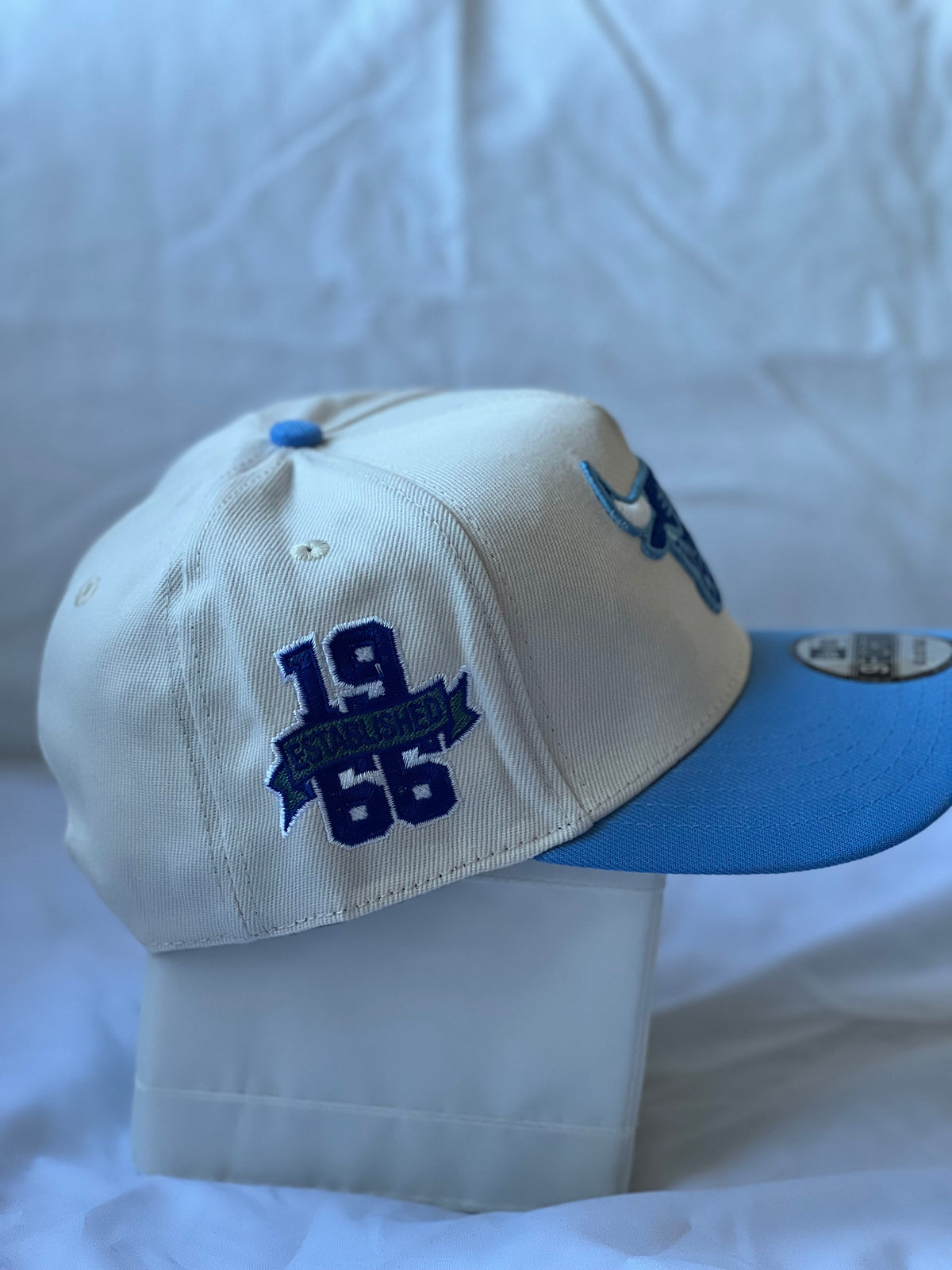 Gorra Two-Tone "Chicago Bulls Emblem & 1966 Patch" Off-White & Sky Blue