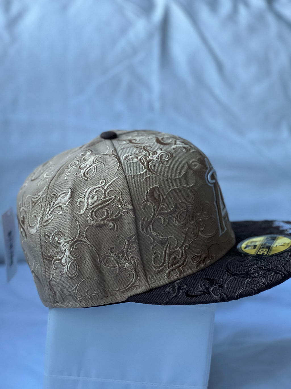 Gorra Fitted "Angels Halo & Baroque Brocade Pattern" Tan & Brown 7 1/4