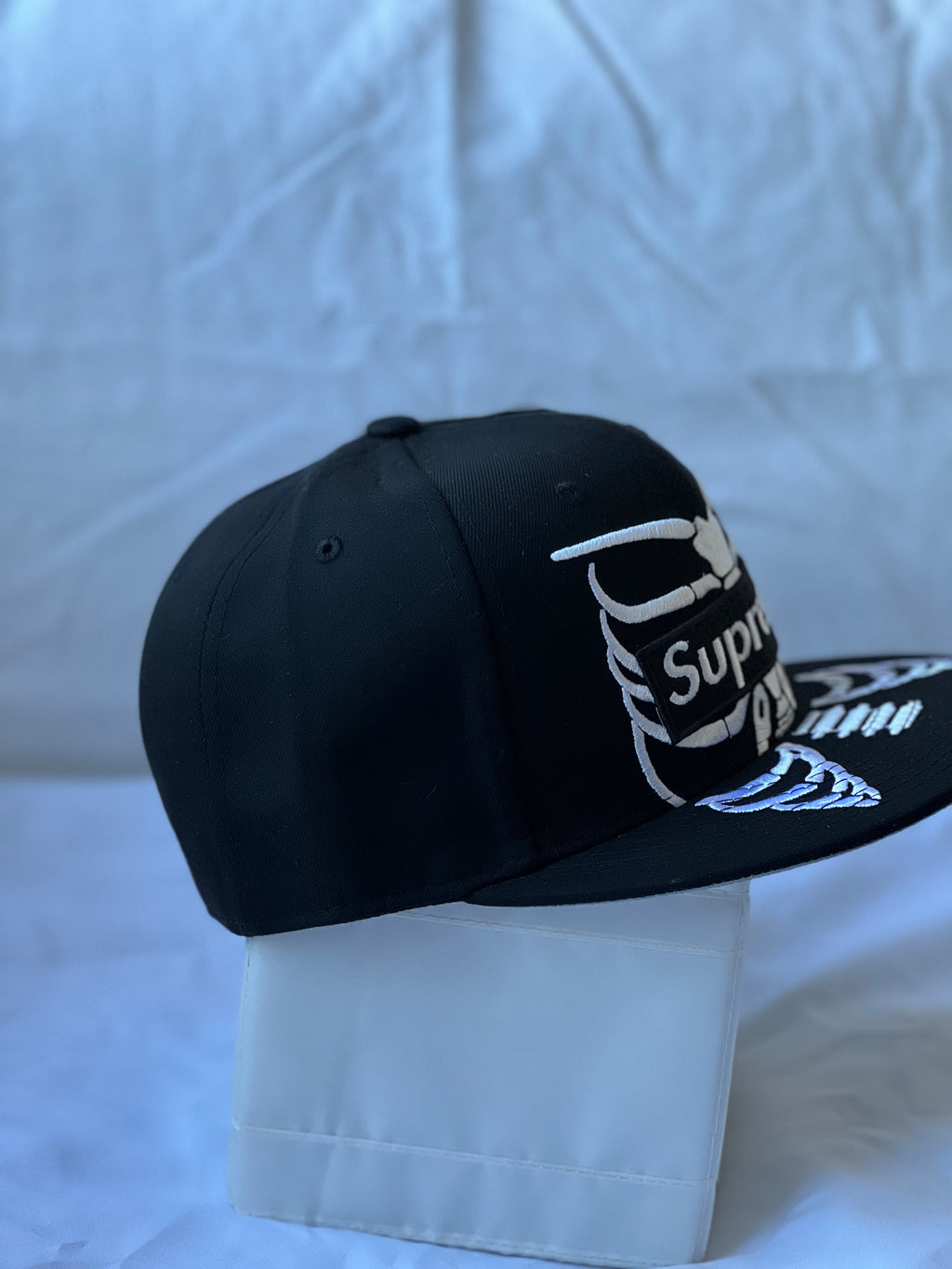 Gorra Fitted "Supreme Box Logo & Skeleton Ribcage" Black & White 7 3/8