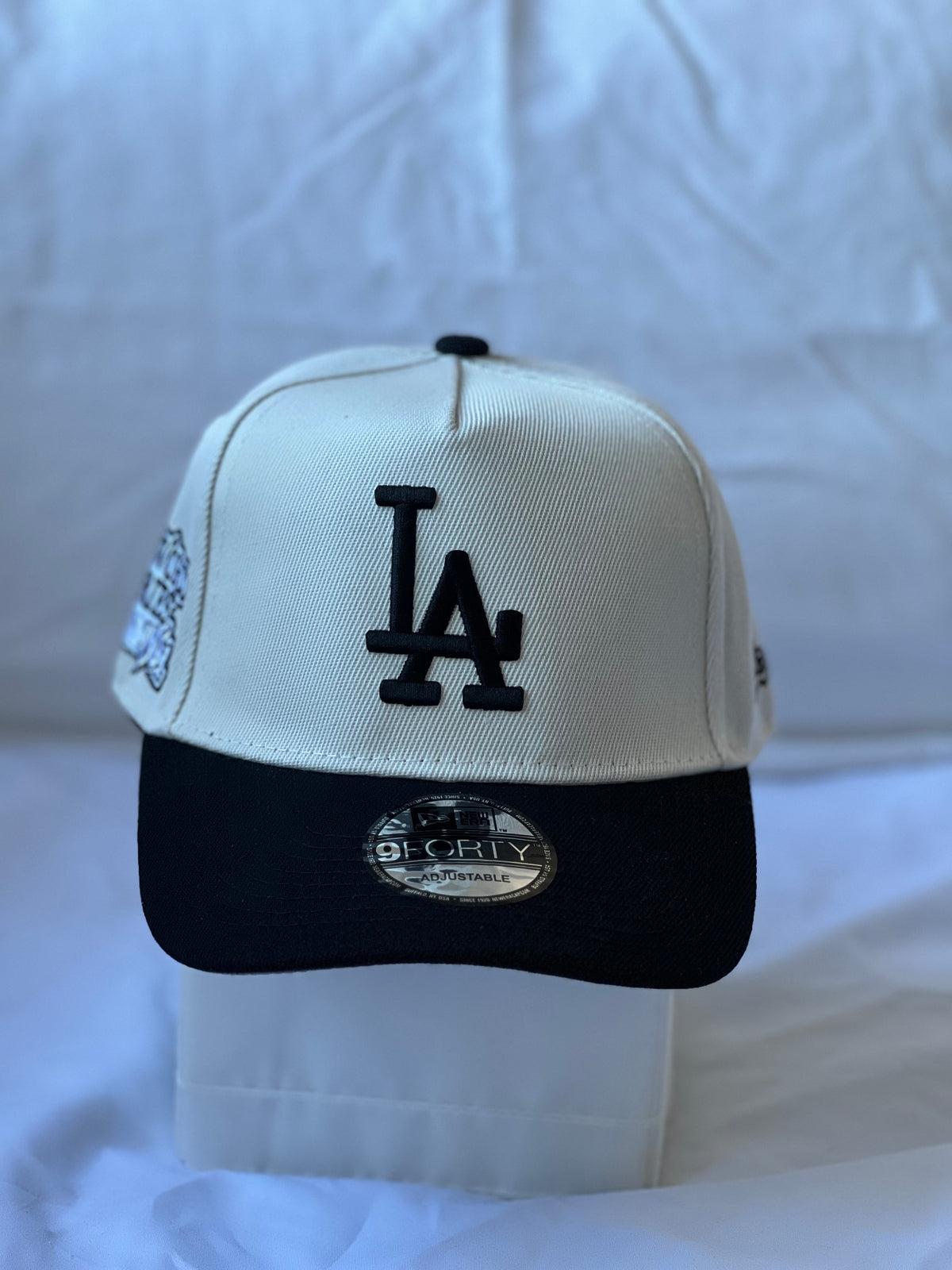 Gorra Two-Tone "LA Monogram & World Series Patch" Off-White & Black