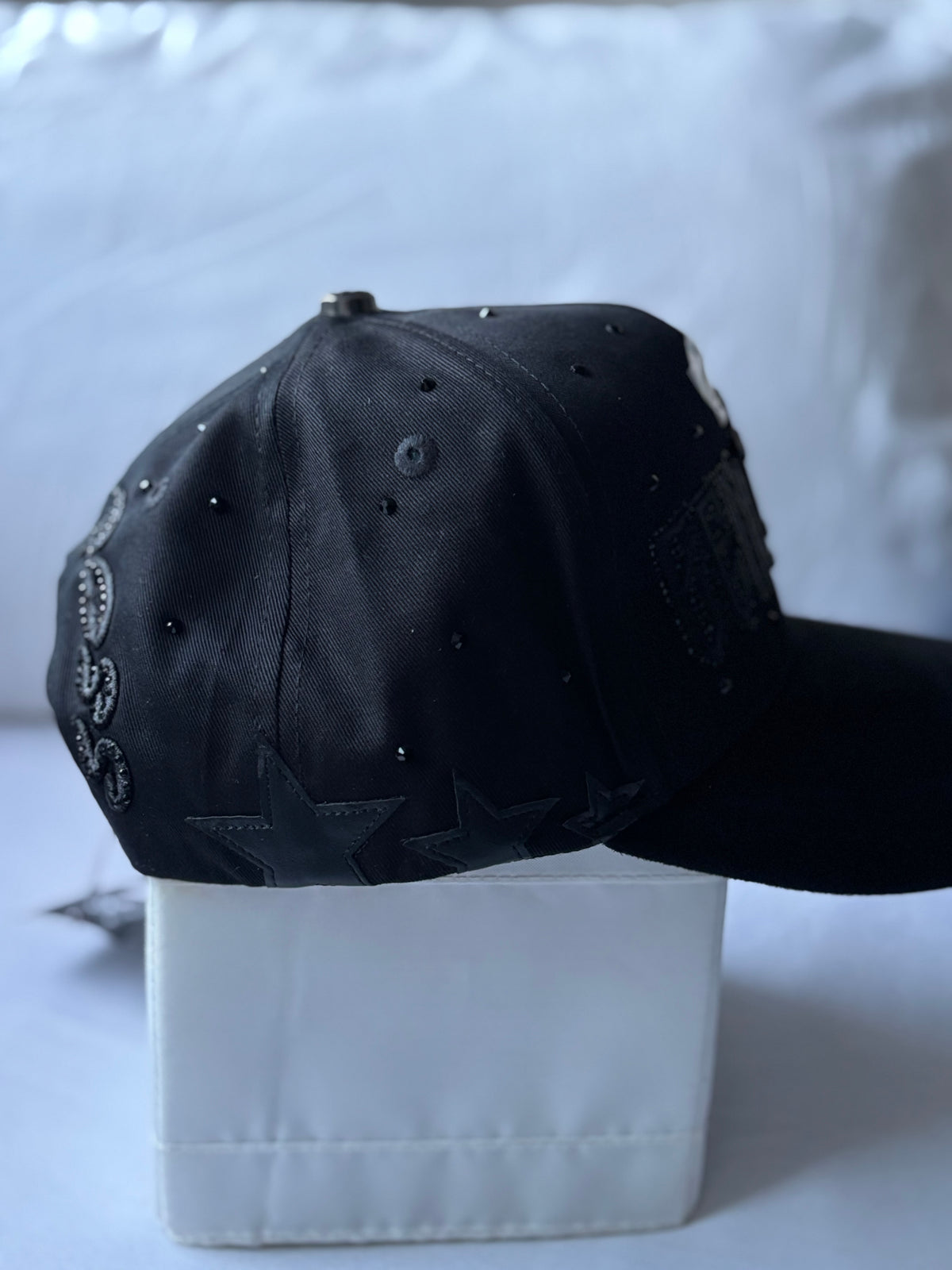 Gorra "Bendecido LA Cross" Full Black Rhinestone Edition