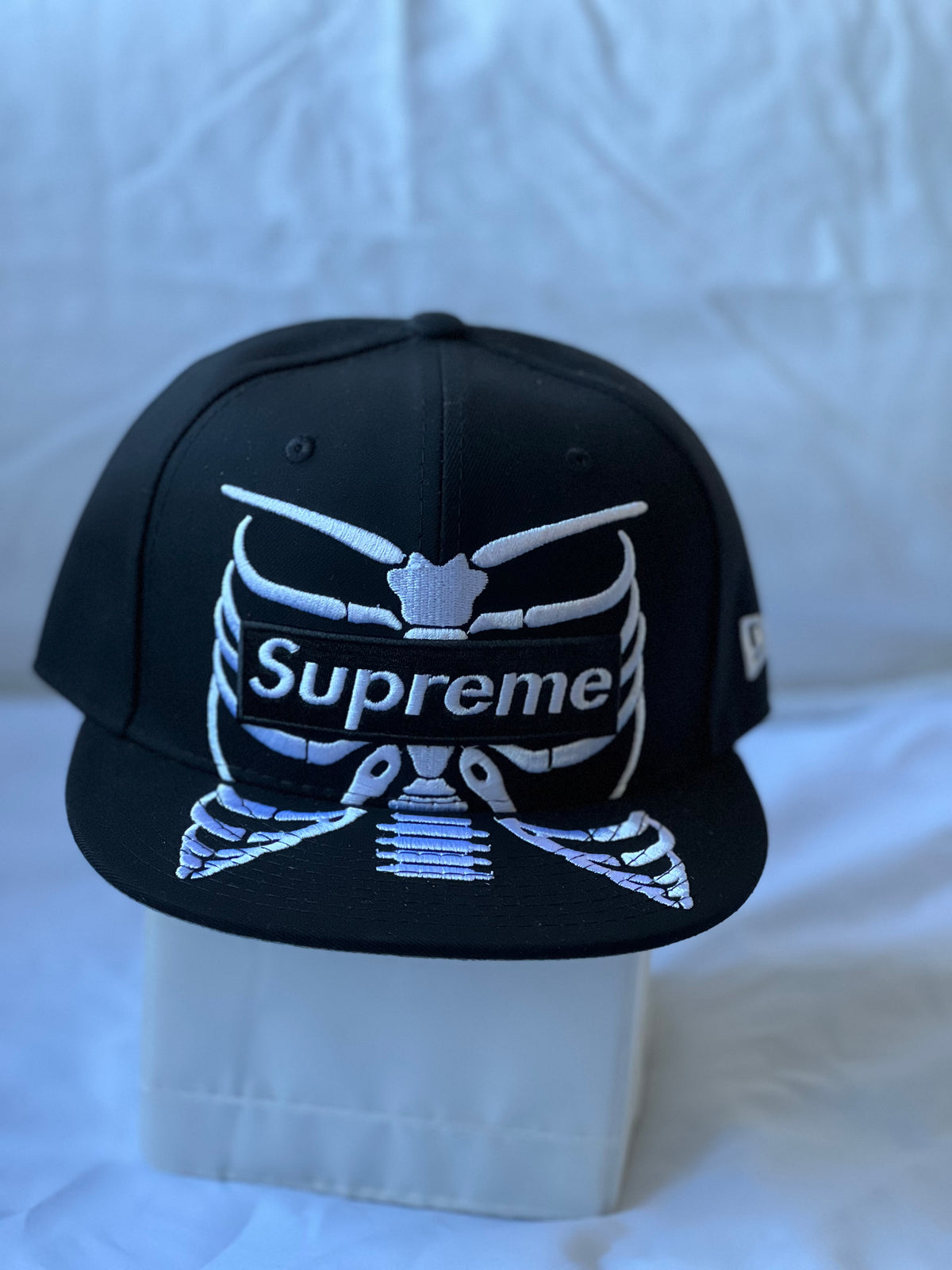 Gorra Fitted "Supreme Box Logo & Skeleton Ribcage" Black & White 7 3/8