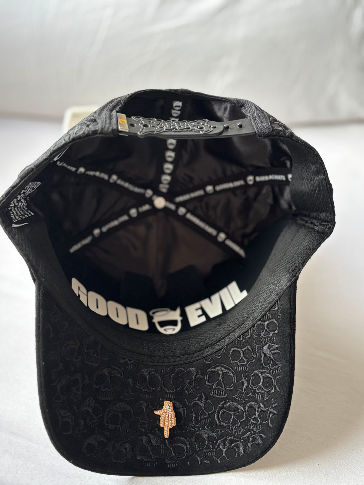 Gorra "Skull Embossed & Gold Rock Hands" Black Edition