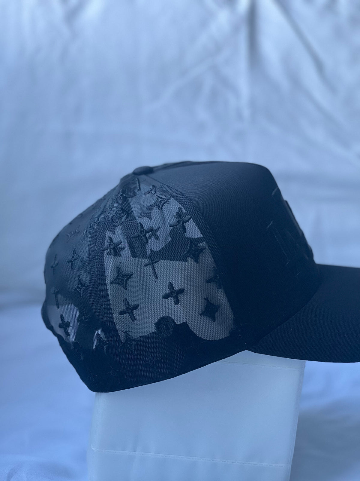 Gorra Trucker "Triple LA Monogram & Cross Mesh" Full Blackout