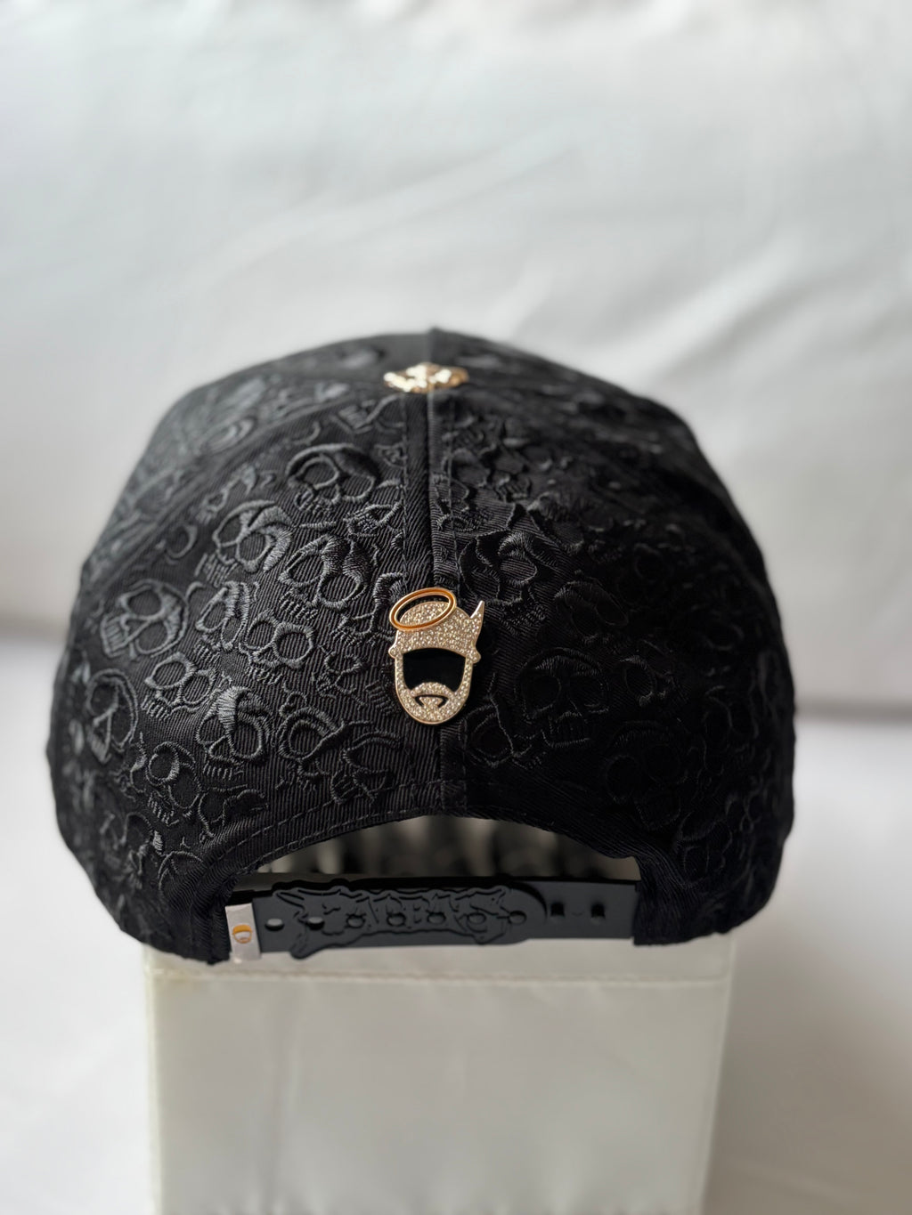 Gorra "Skull Embossed & Gold Rock Hands" Black Edition