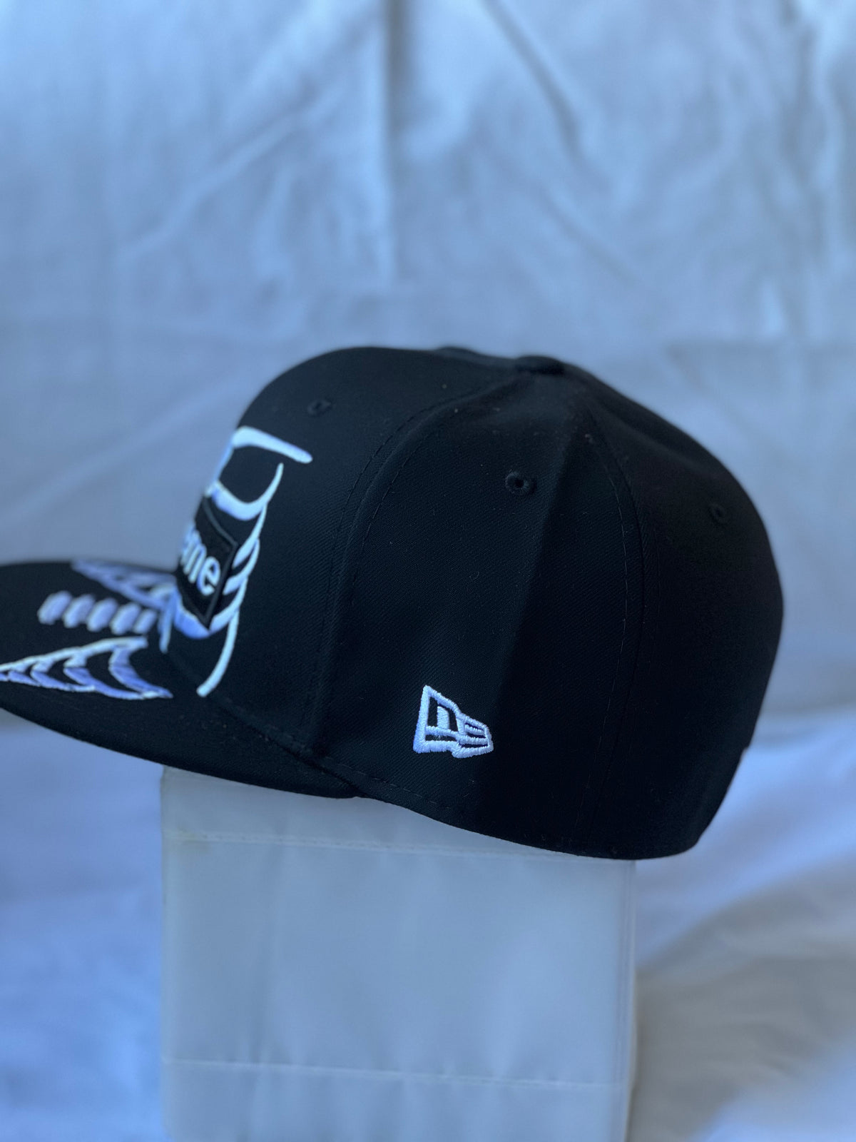 Gorra Fitted "Supreme Box Logo & Skeleton Ribcage" Black & White 7 3/8