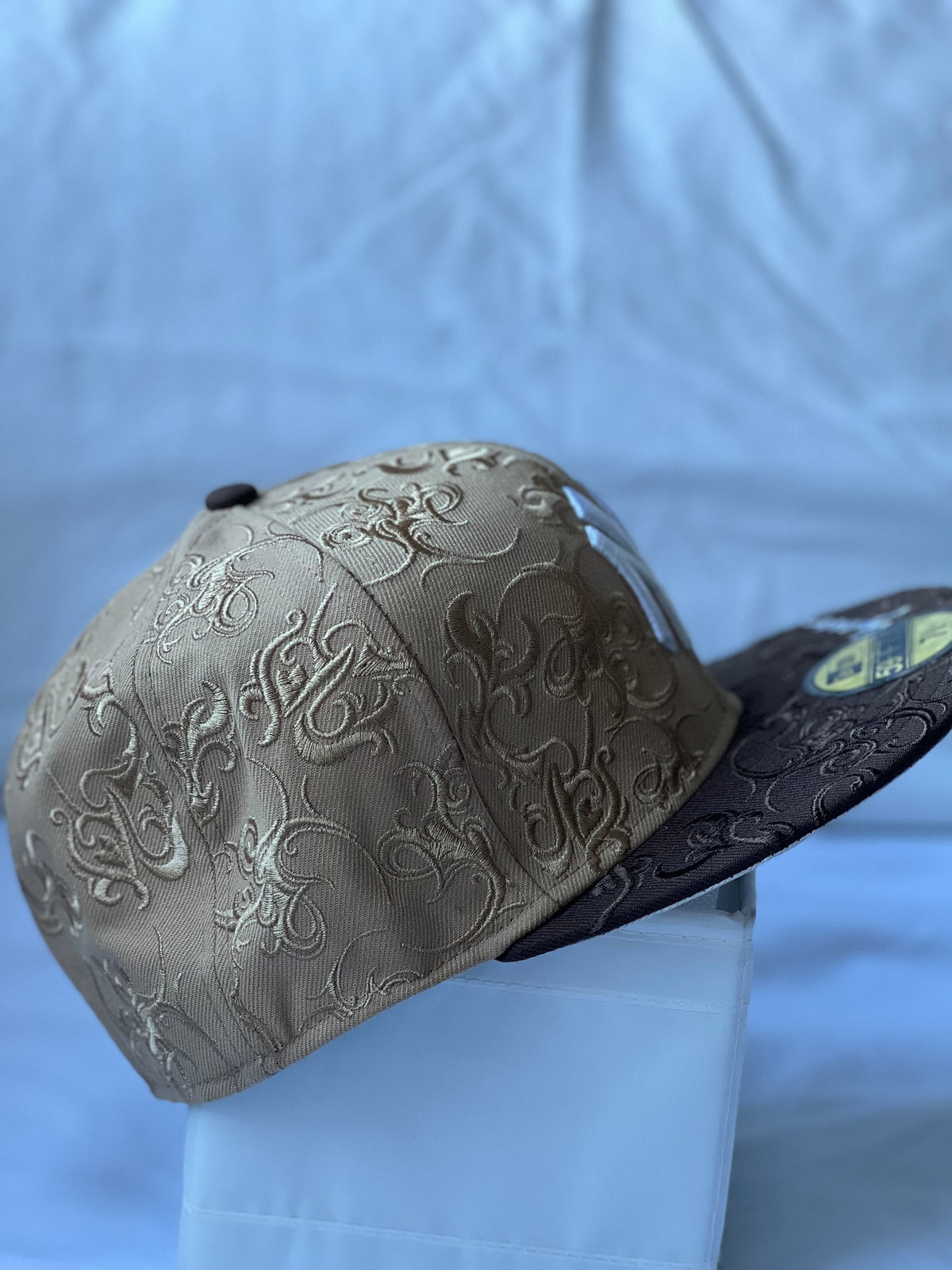 Gorra Fitted "NY Yankees Baroque Brocade & Paisley Pattern" Tan & Brown 7 3/8