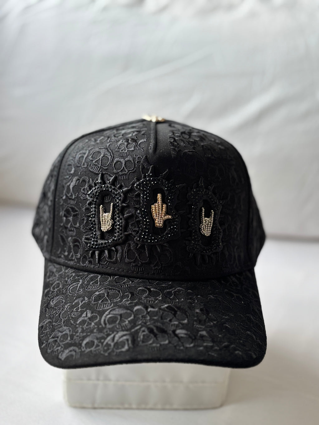 Gorra "Skull Embossed & Gold Rock Hands" Black Edition