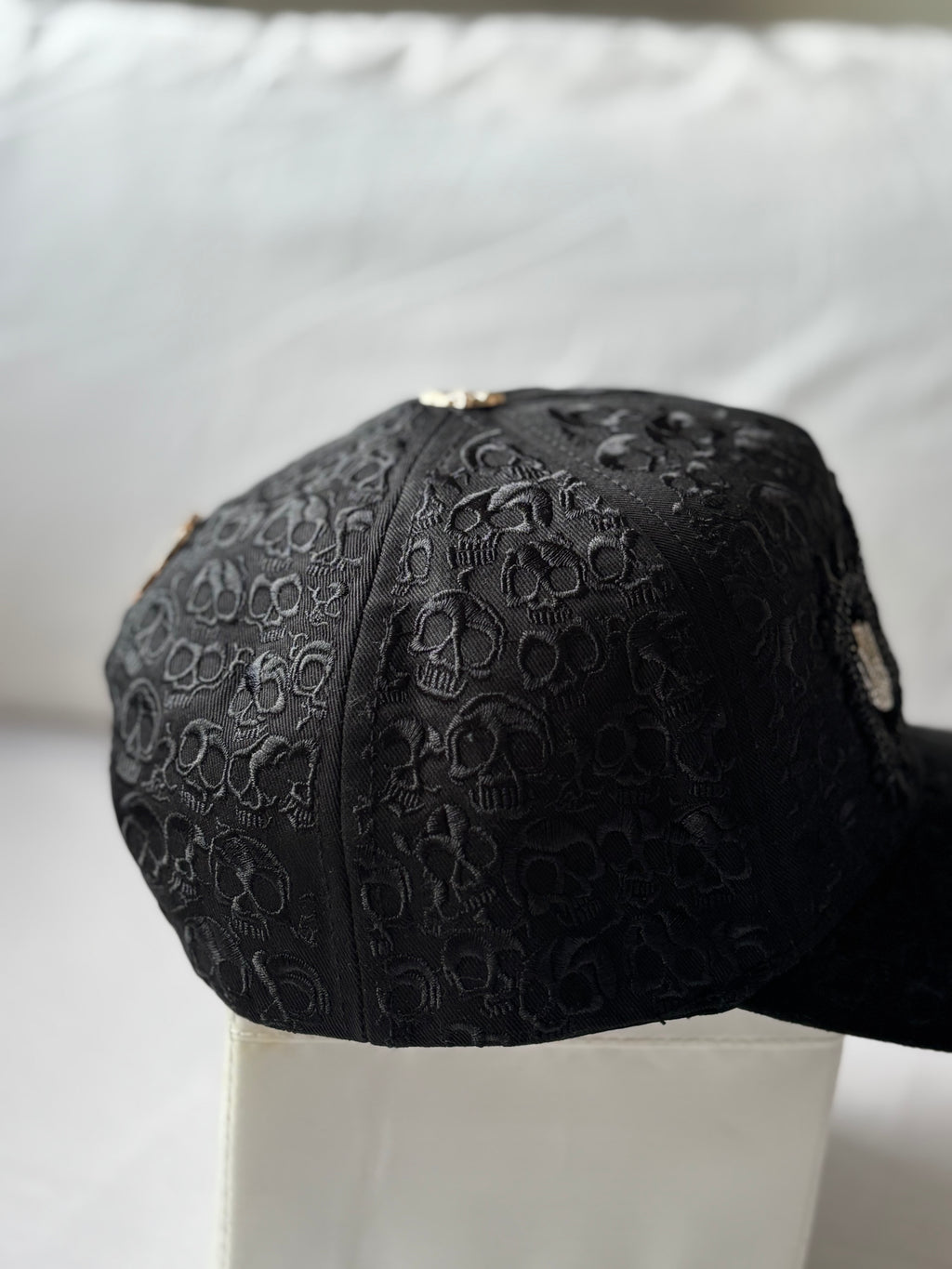 Gorra "Skull Embossed & Gold Rock Hands" Black Edition