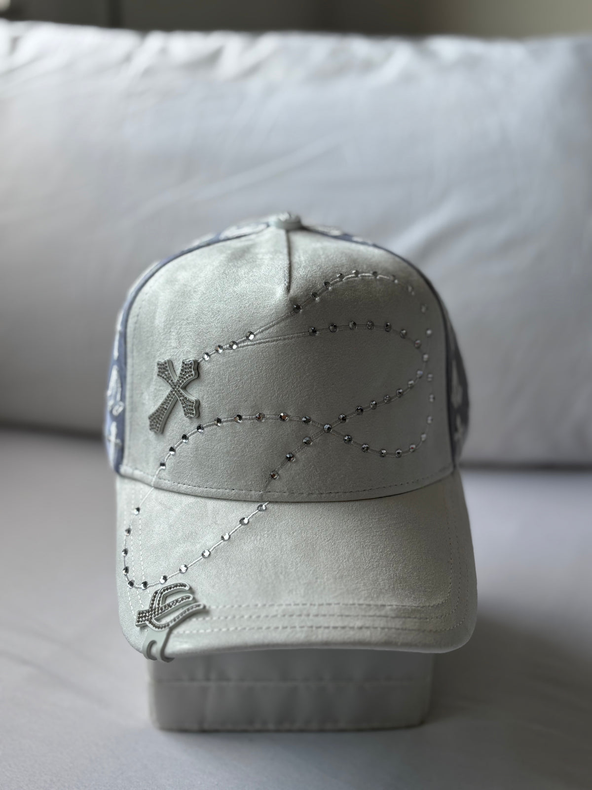 Gorra Suede "Rosario & Metal Cross" Silver Edition