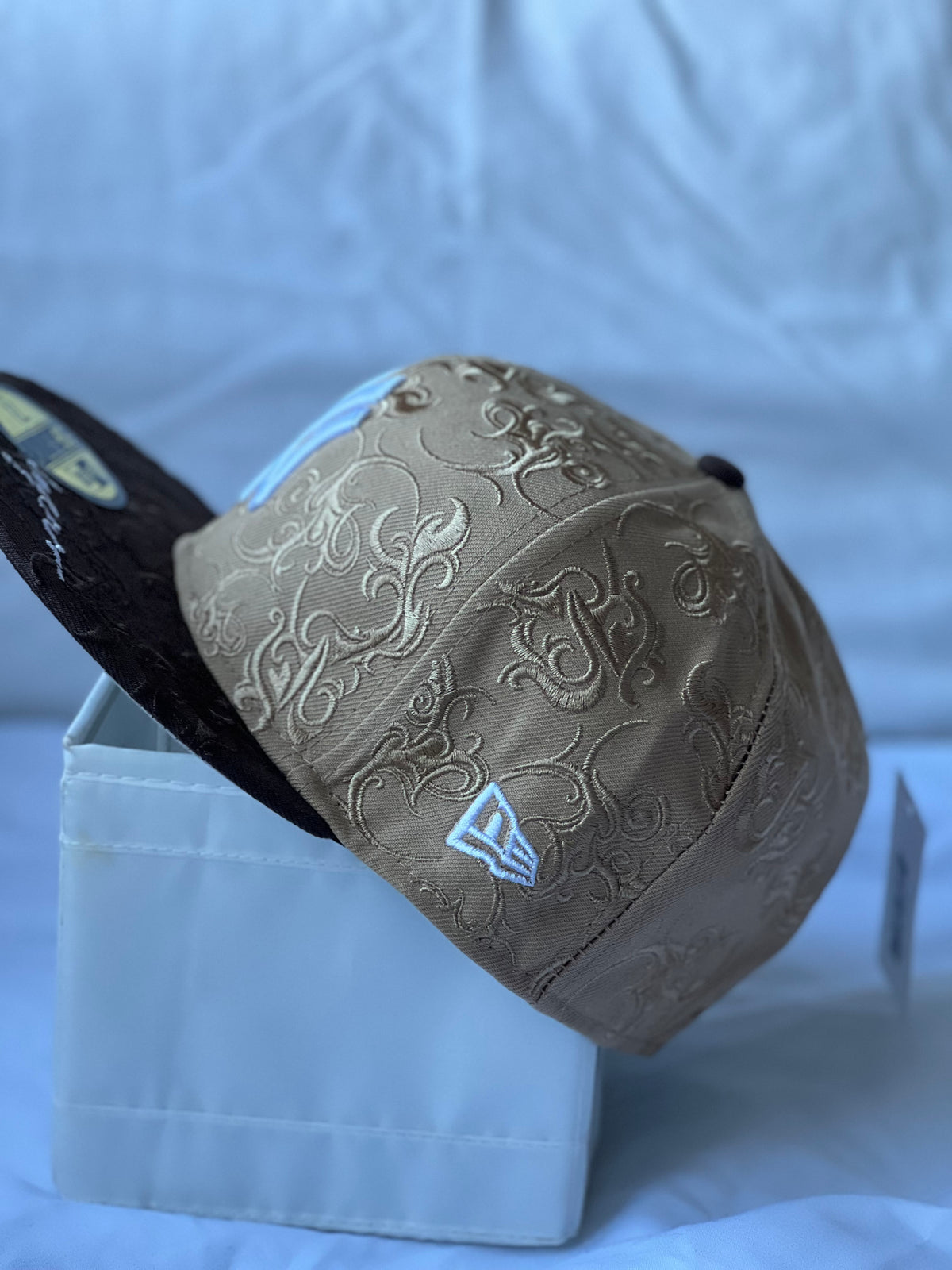 Gorra Fitted "NY Yankees Baroque Brocade & Paisley Pattern" Tan & Brown 7 3/8