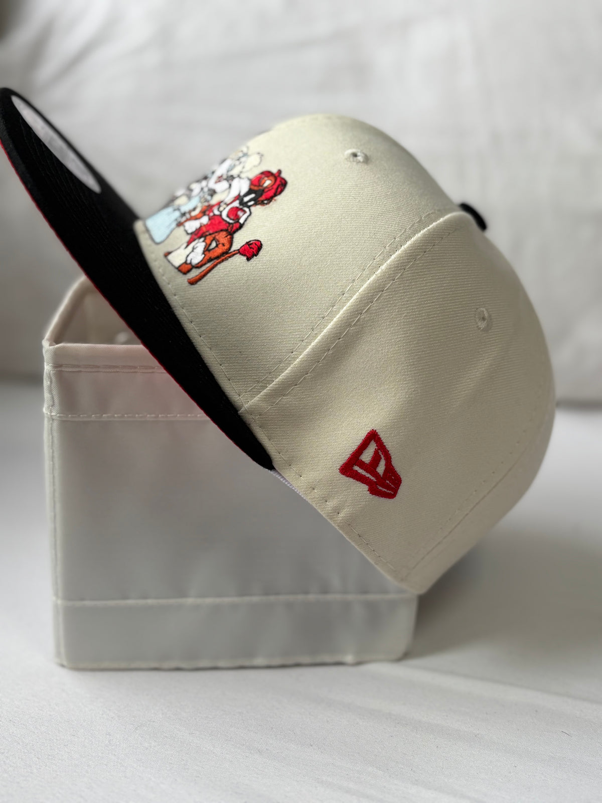 Gorra Looney Tunes Characters 59FIFTY Cream/Black – Edición Especial 7 1/2