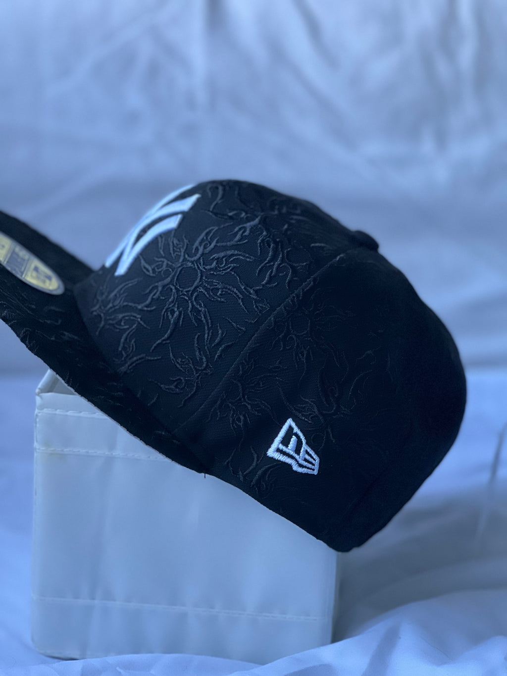 Gorra Fitted "NY Yankees Sun Tribal Jacquard" Blackout Edition 7 3/8