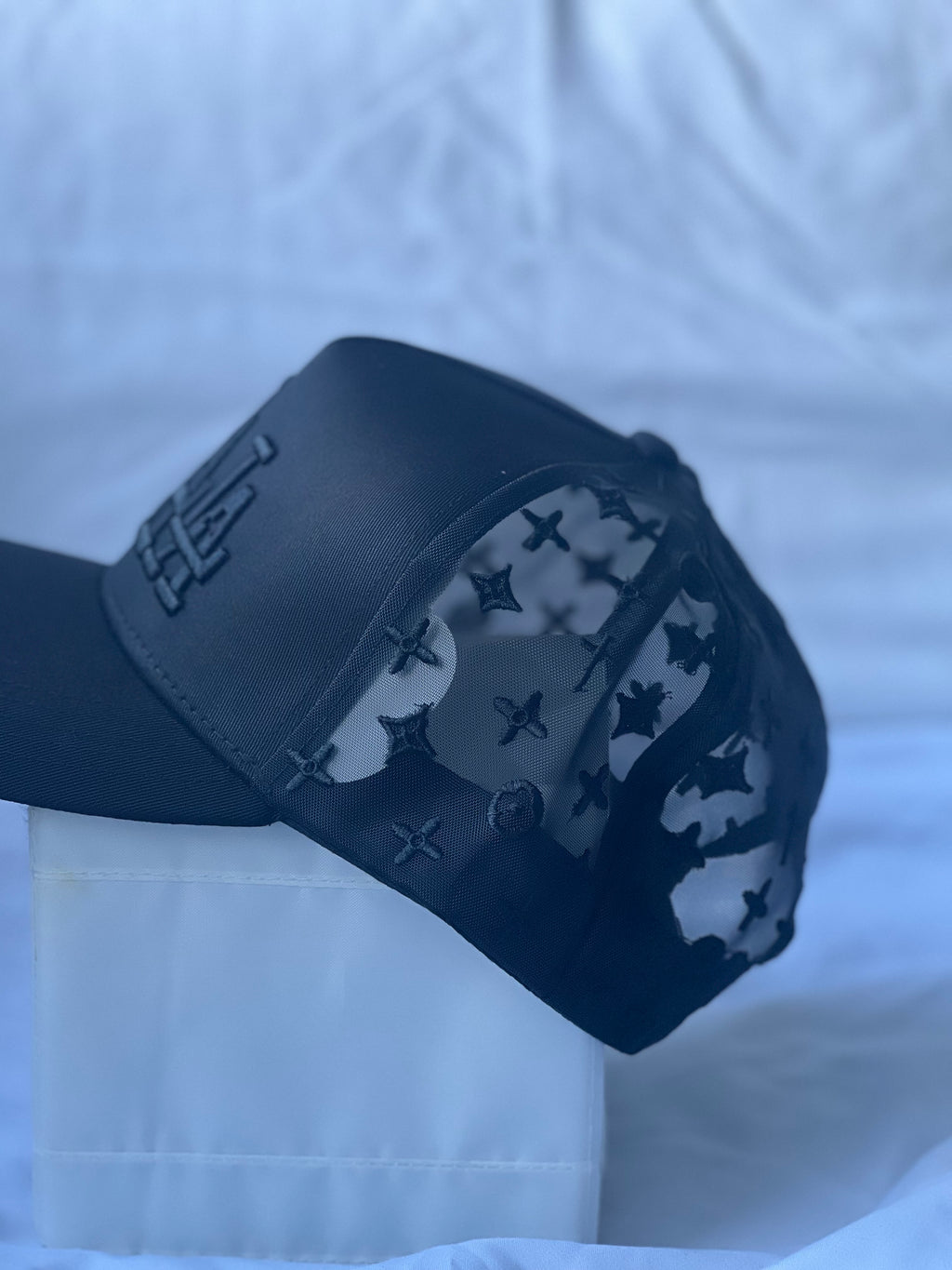 Gorra Trucker "Triple LA Monogram & Cross Mesh" Full Blackout