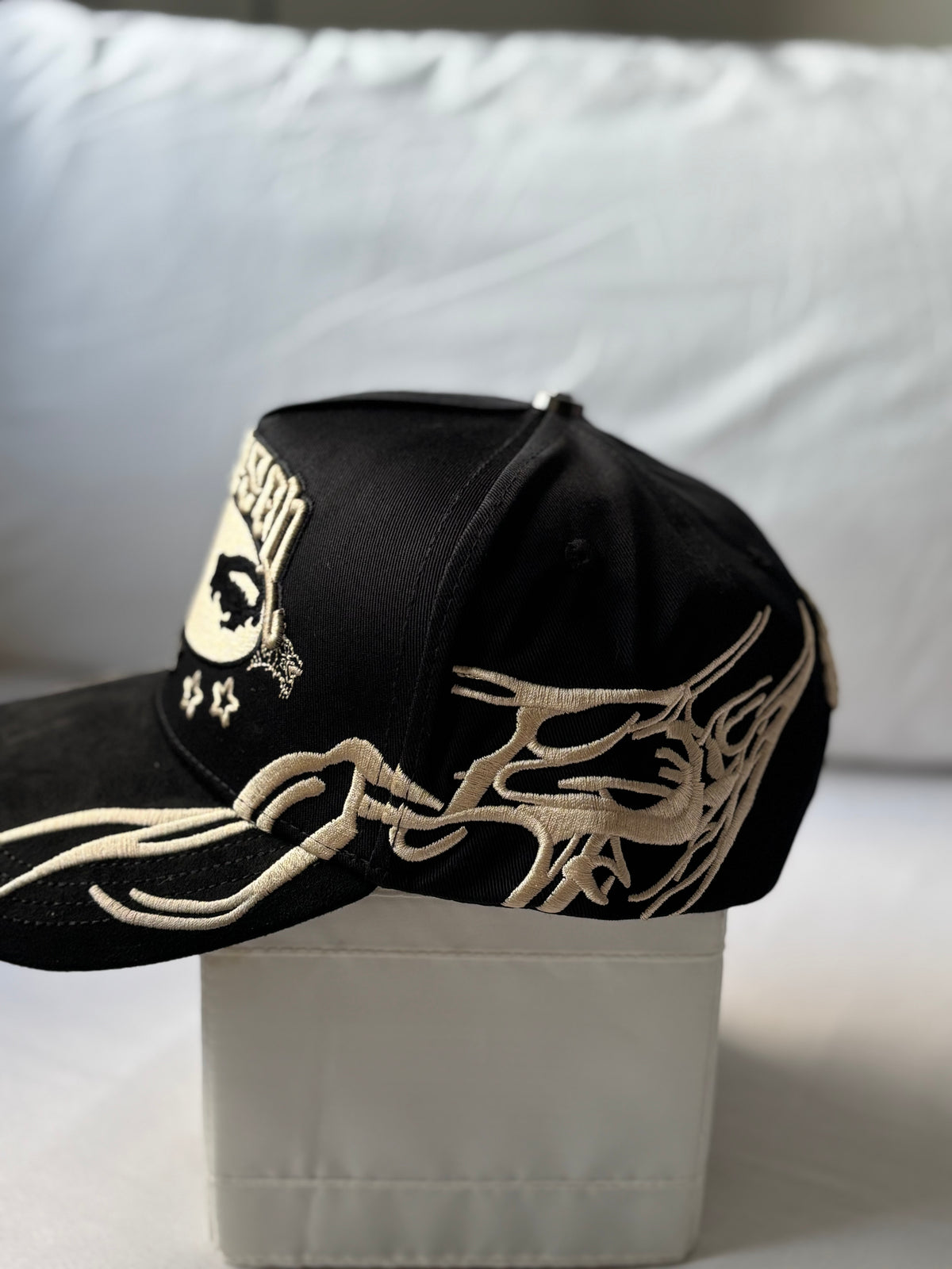 Gorra Trucker "Blessed" Tribal Gold Edition