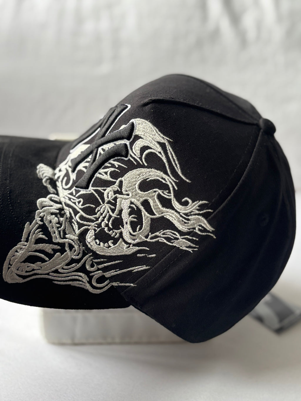 Gorra Suede "NY Tribal Flame & Skull" Silver Edition