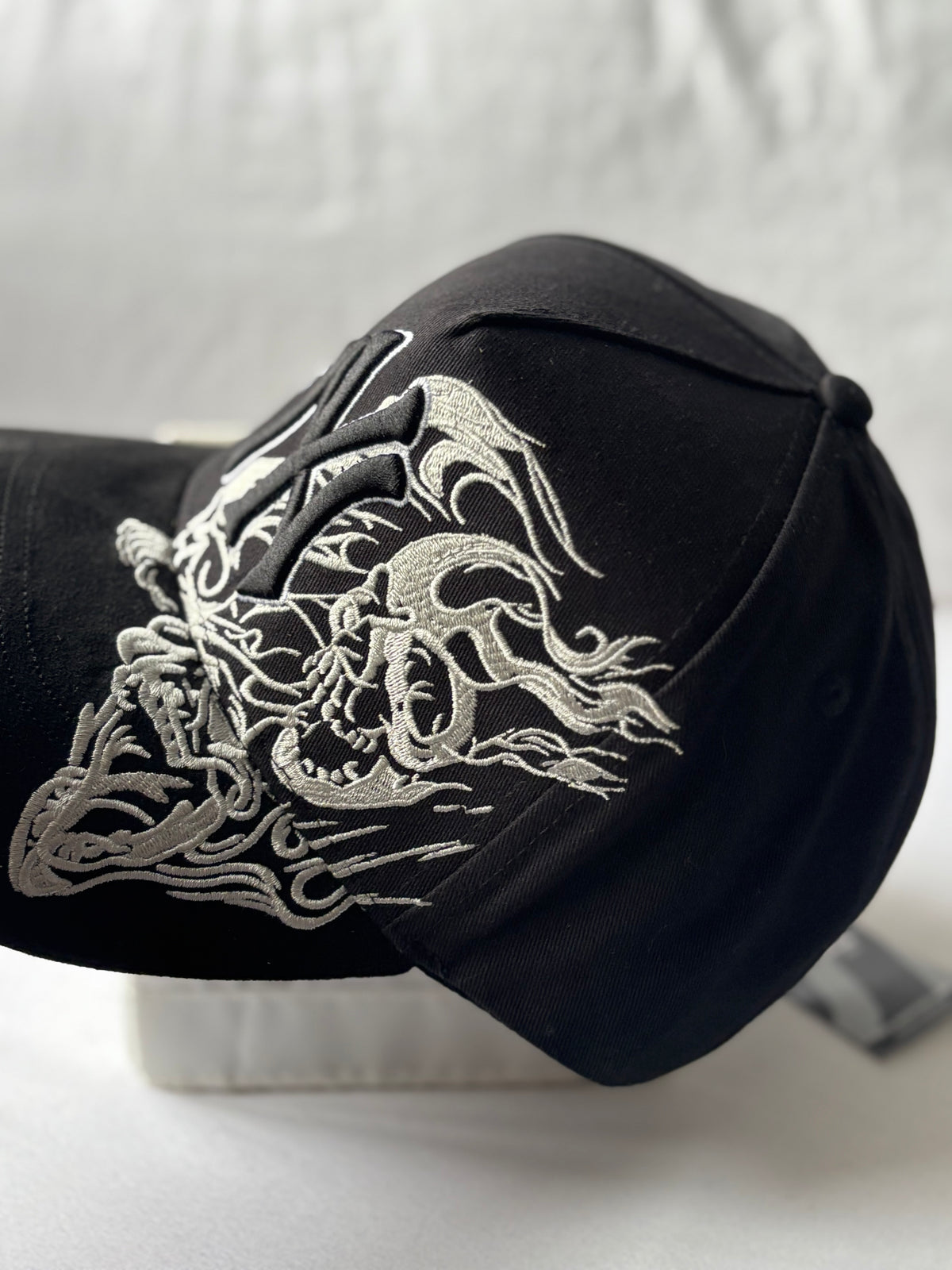 Gorra Suede "NY Tribal Flame & Skull" Silver Edition