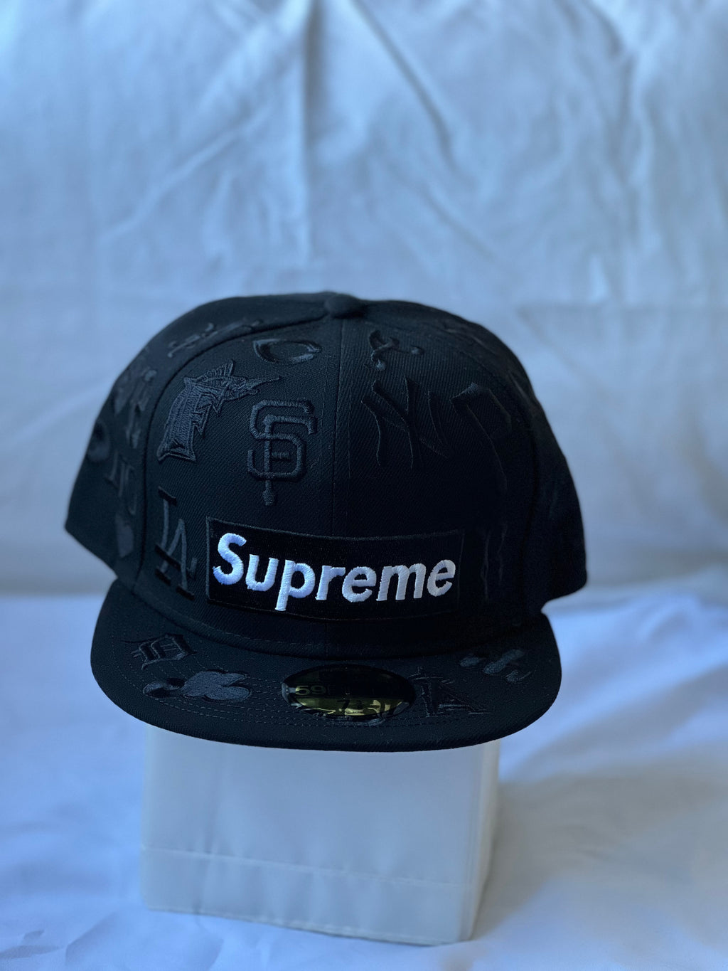 Gorra Fitted "Supreme Box Logo & Monogram MLB Logos" Stealth Black 7 3/8