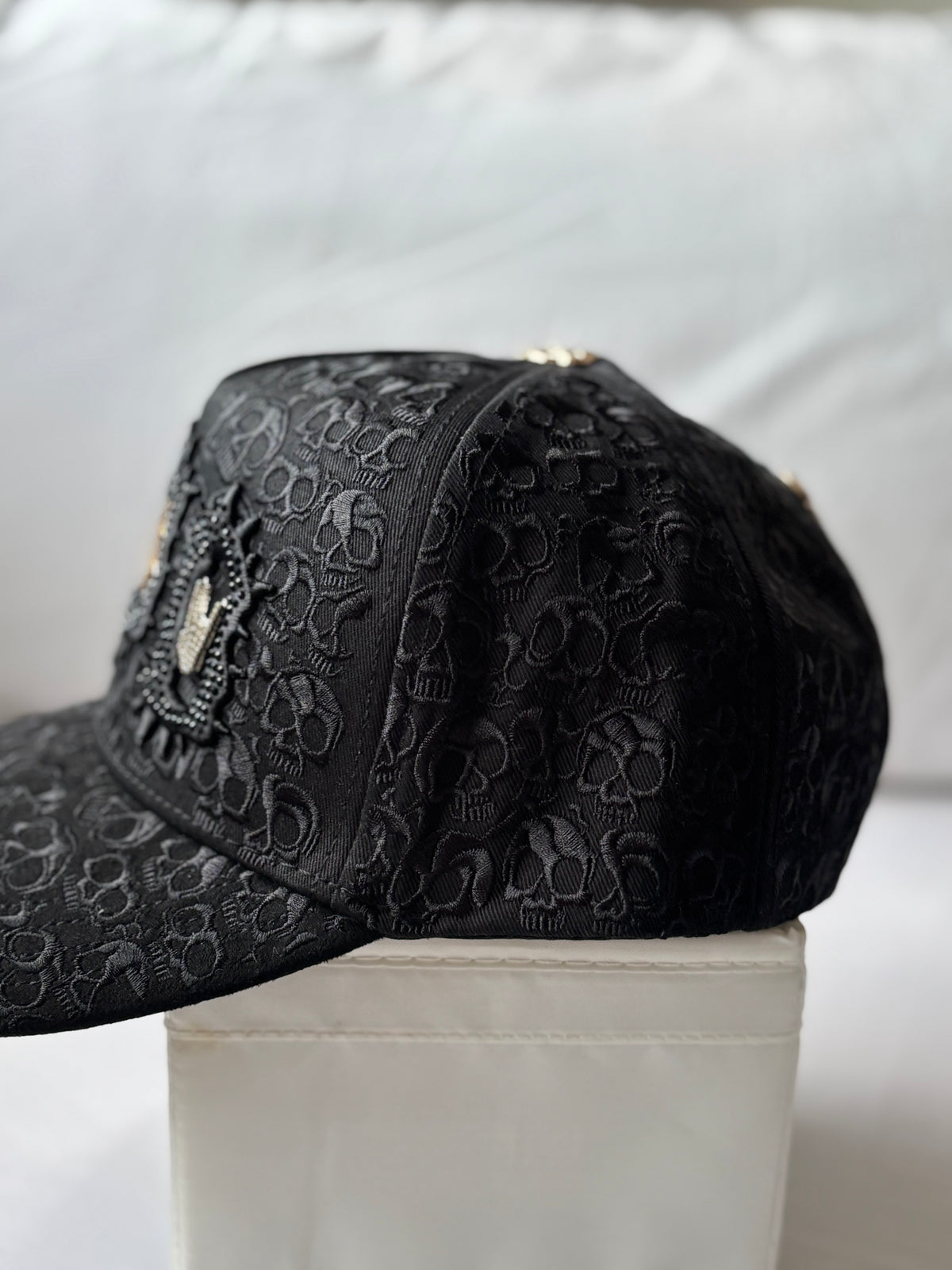 Gorra "Skull Embossed & Gold Rock Hands" Black Edition