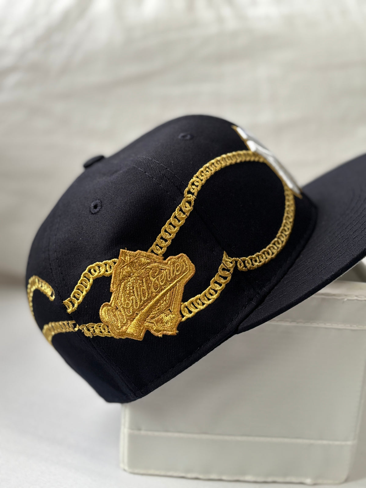 Gorra New York Yankees 59FIFTY Black – Gold Chain Design Edition Talla 7 3/8