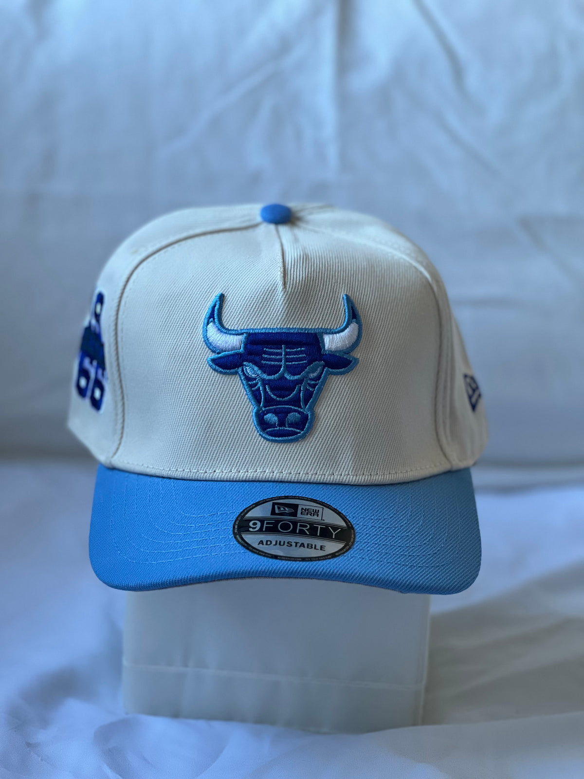 Gorra Two-Tone "Chicago Bulls Emblem & 1966 Patch" Off-White & Sky Blue