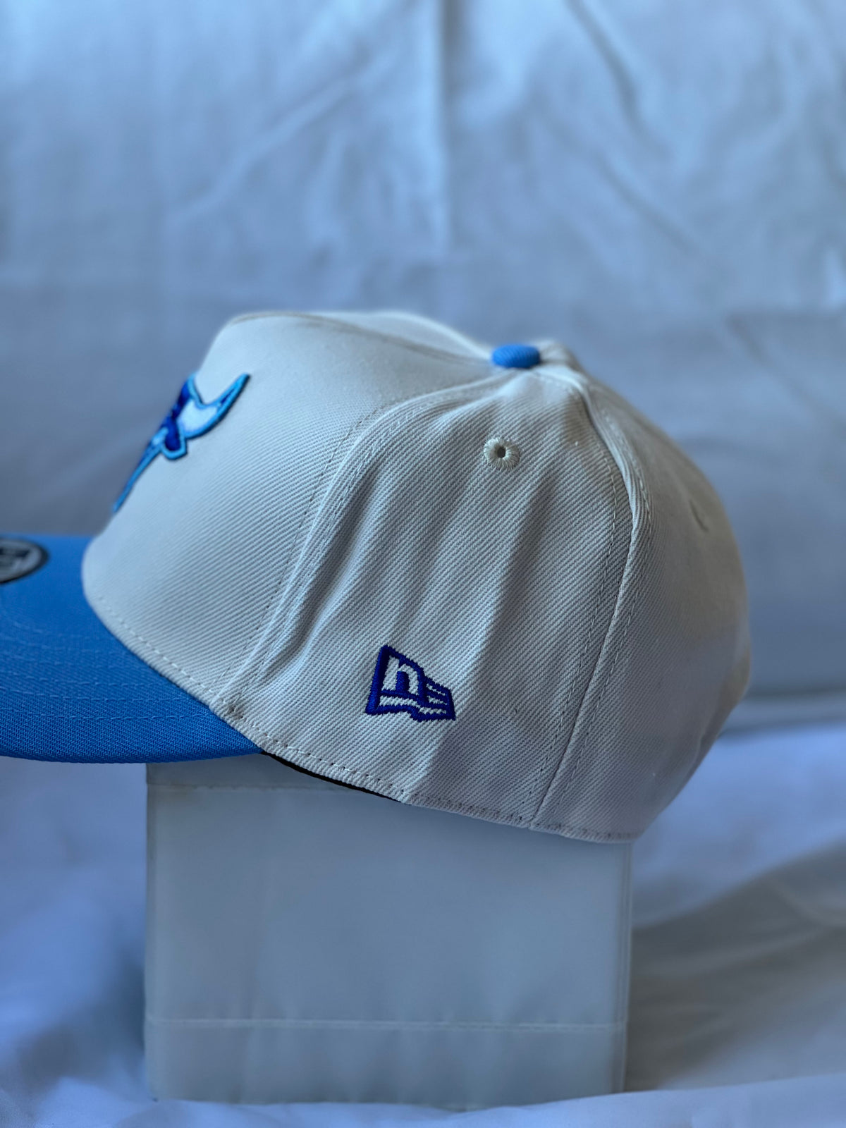 Gorra Two-Tone "Chicago Bulls Emblem & 1966 Patch" Off-White & Sky Blue