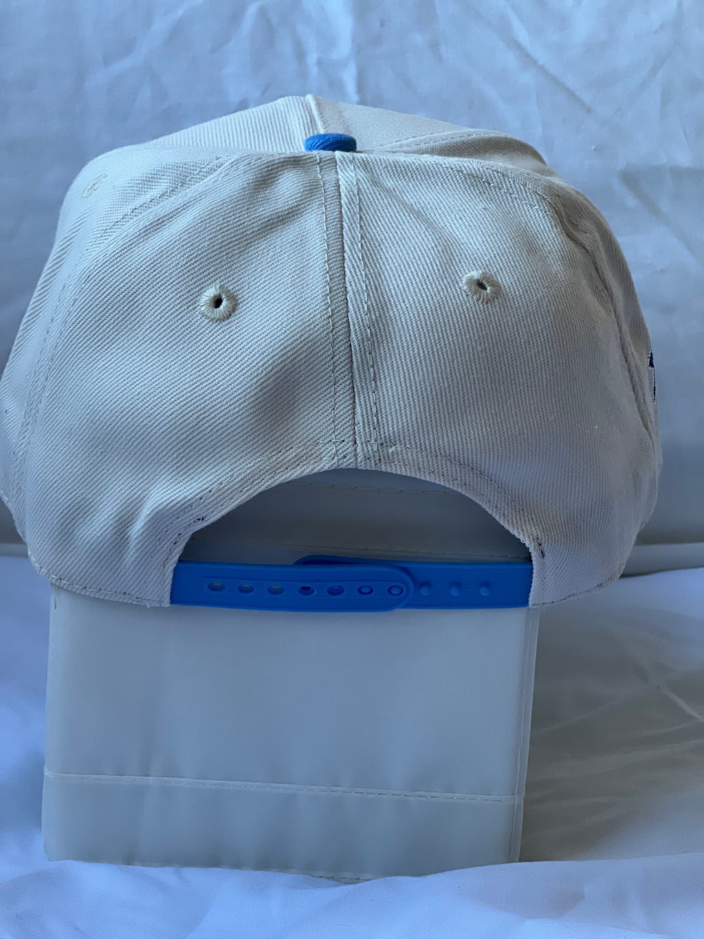 Gorra Two-Tone "Chicago Bulls Emblem & 1966 Patch" Off-White & Sky Blue