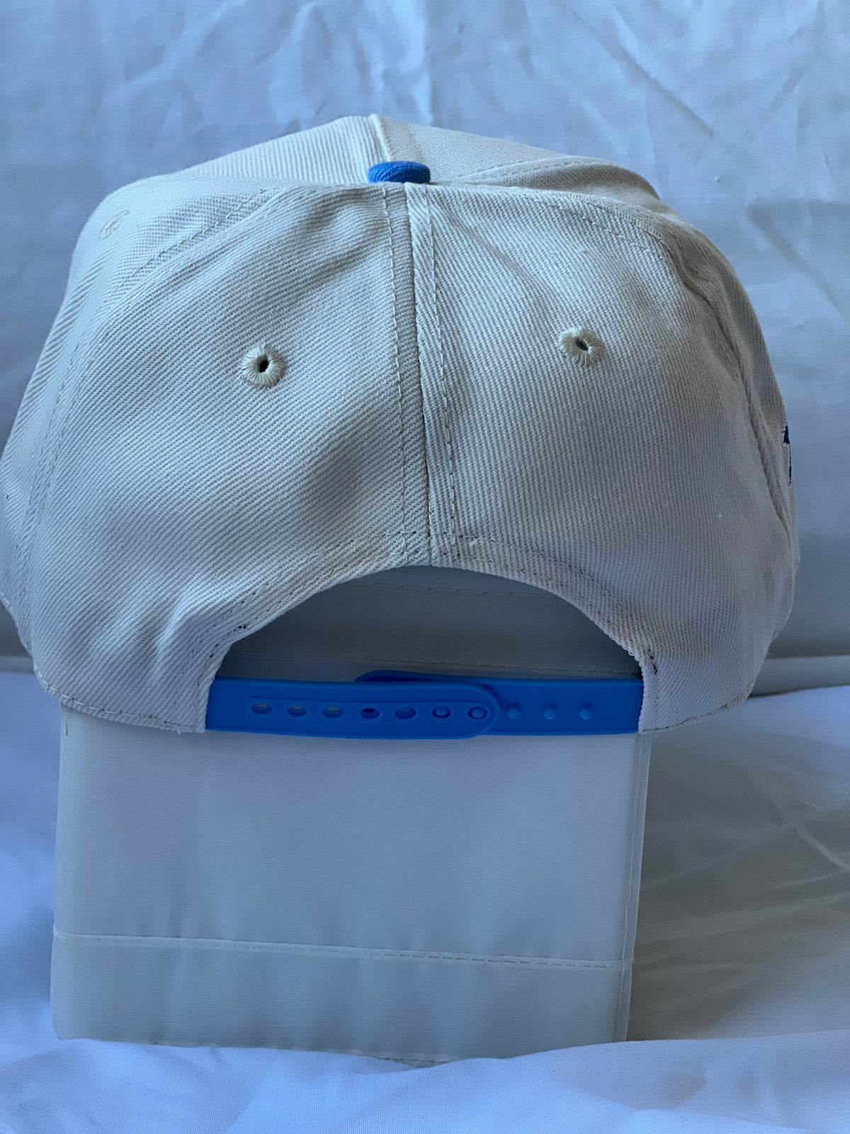 Gorra Two-Tone "Chicago Bulls Emblem & 1966 Patch" Off-White & Sky Blue
