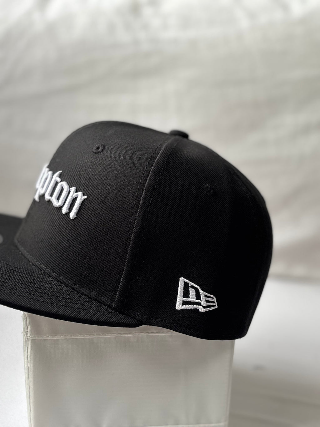 Gorra Compton Old English 59FIFTY Black – West Coast Style 7 3/8