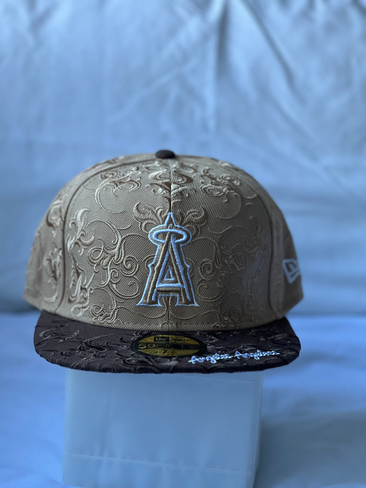 Gorra Fitted "Angels Halo & Baroque Brocade Pattern" Tan & Brown 7 1/4