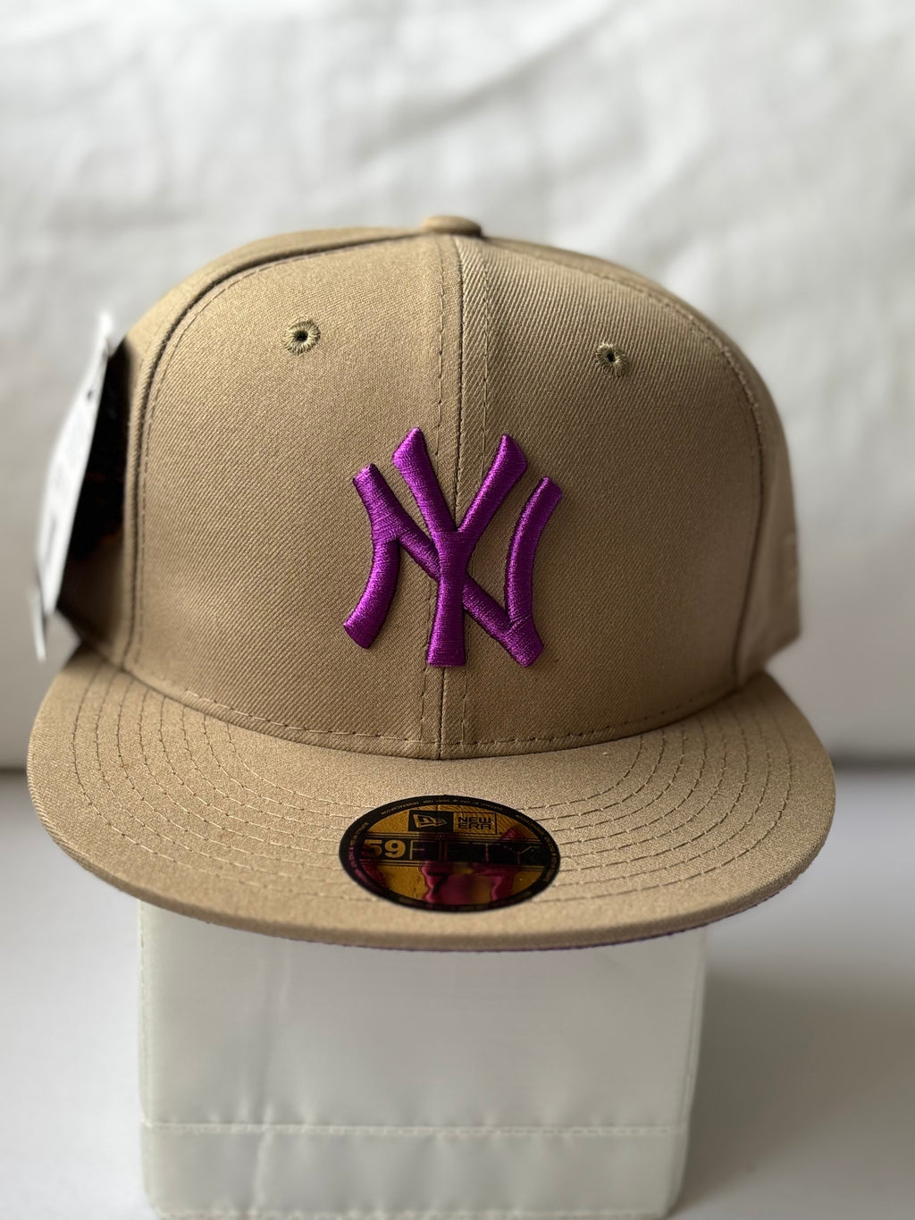 Gorra New Era 59FIFTY New York Yankees Caqui Logo Morado - Talla 7 3/8