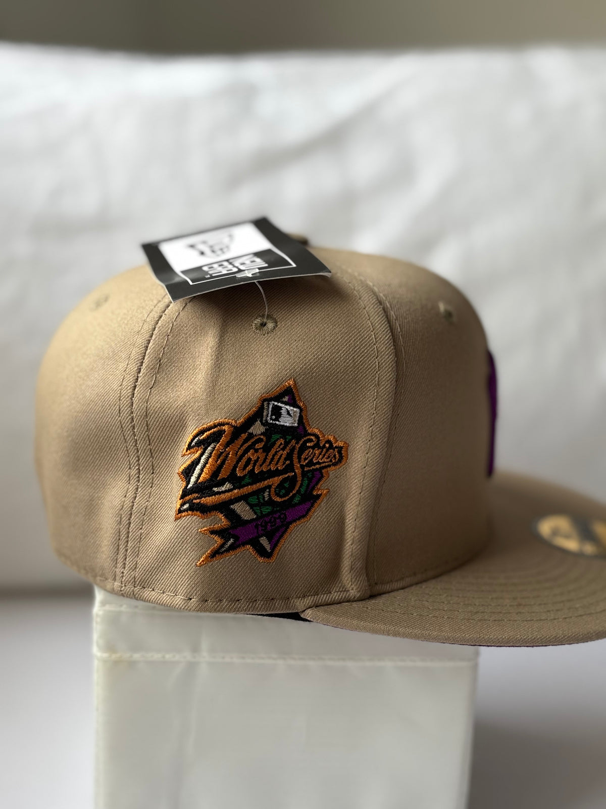 Gorra New Era 59FIFTY New York Yankees Caqui Logo Morado - Talla 7 3/8
