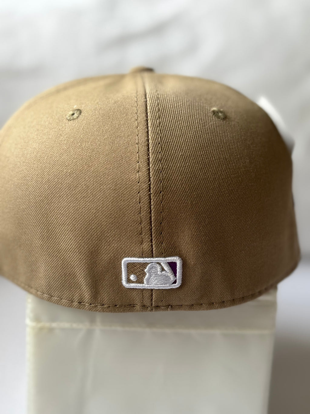 Gorra New Era 59FIFTY New York Yankees Caqui Logo Morado - Talla 7 3/8