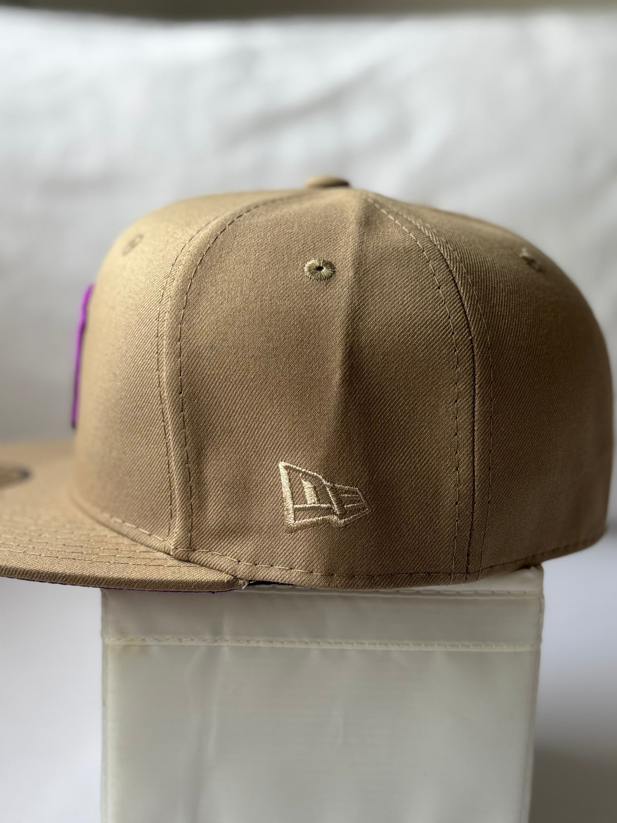 Gorra New Era 59FIFTY New York Yankees Caqui Logo Morado - Talla 7 3/8