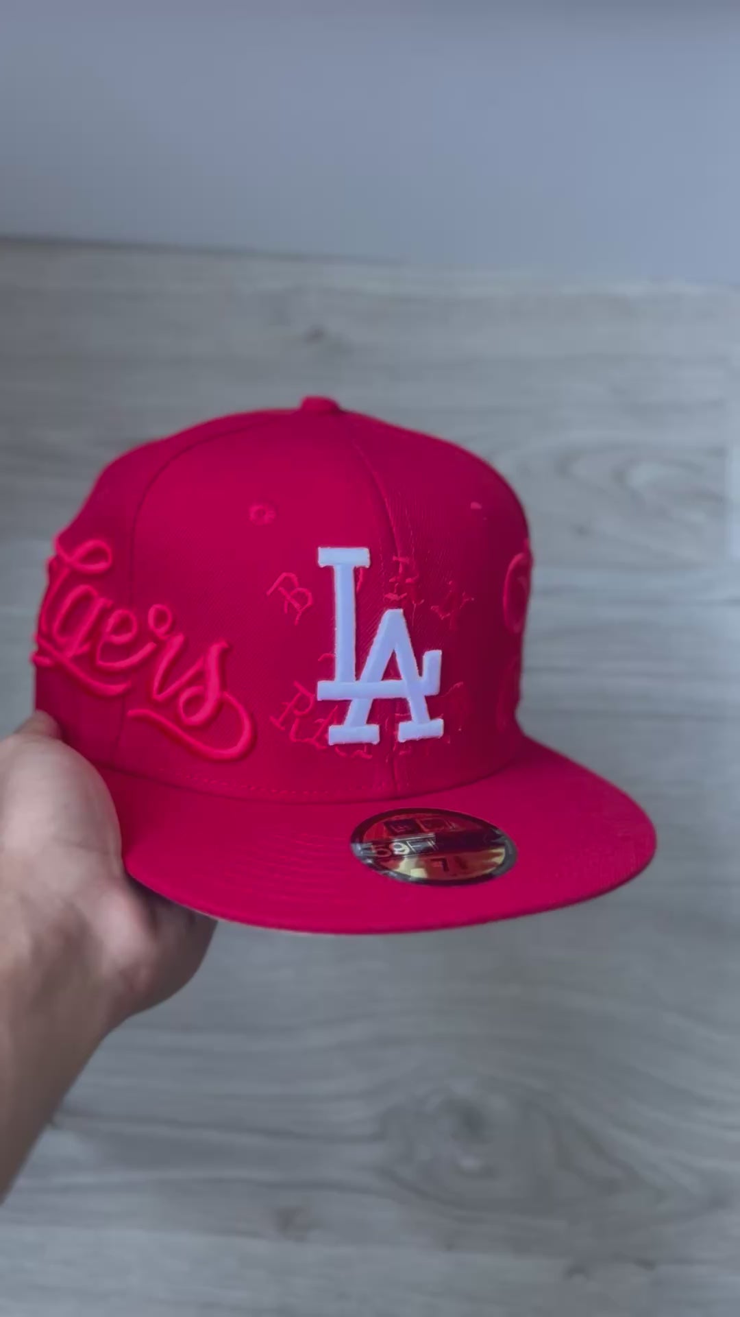 Gorra Fitted "LA Monogram & Dodgers Script Border" All-Red Edition 7 3/8
