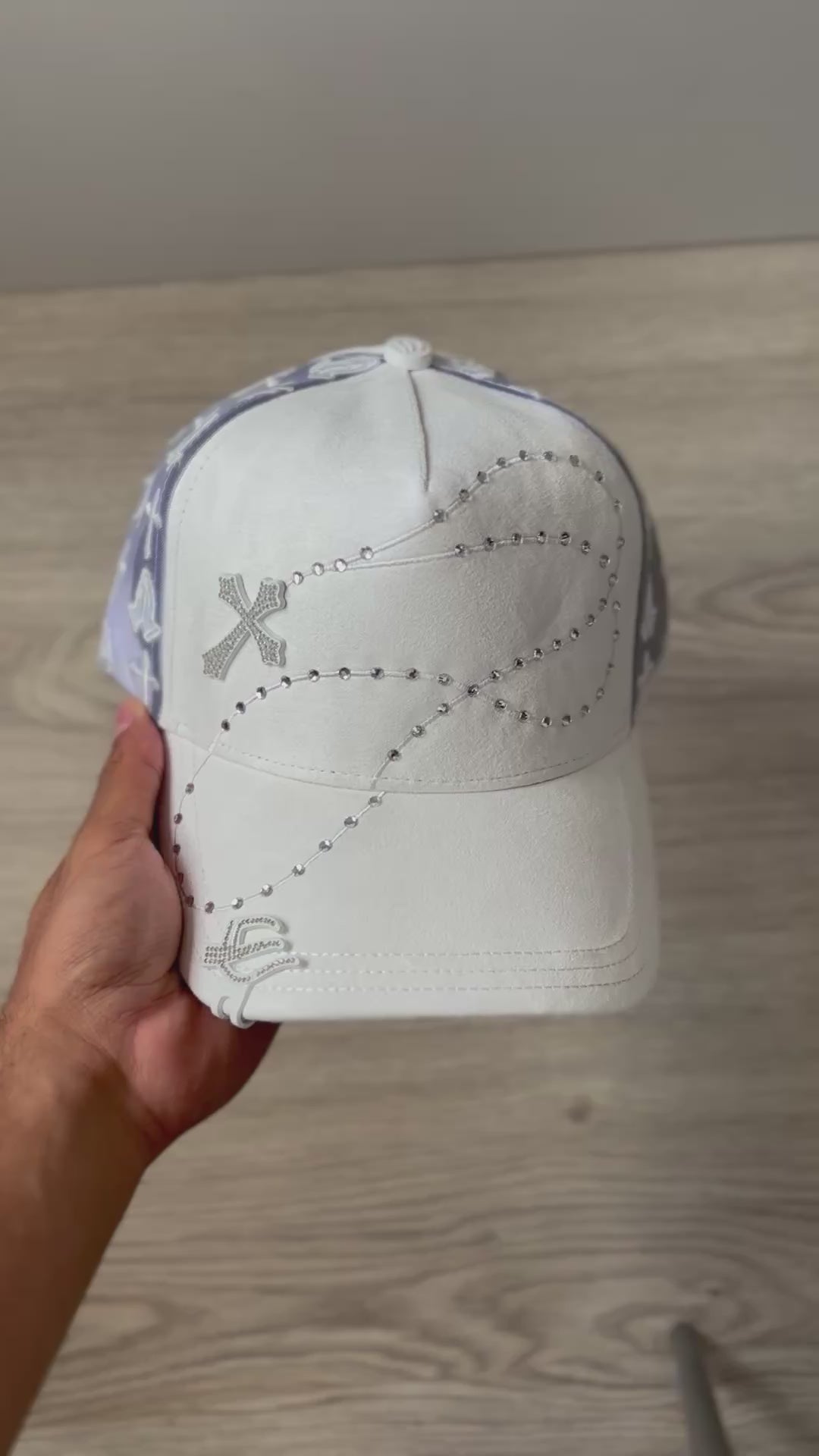 Gorra Suede "Rosario & Metal Cross" Silver Edition