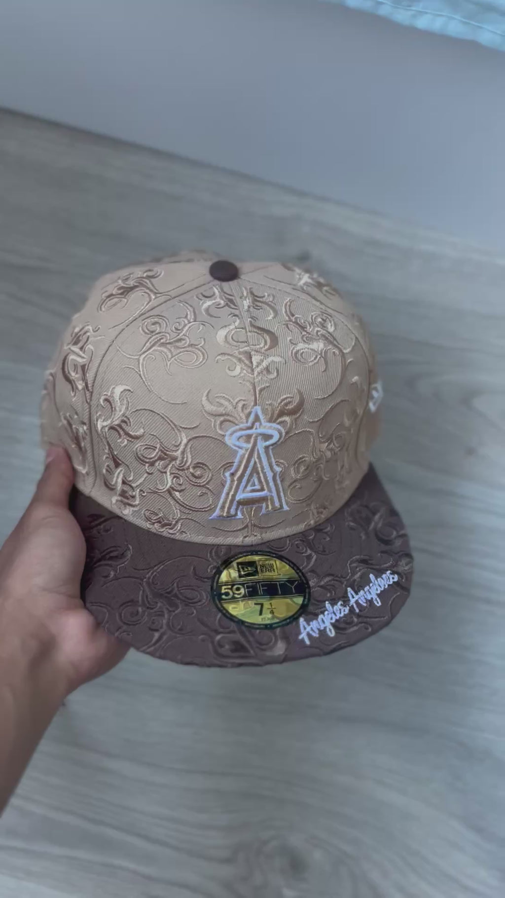 Gorra Fitted "Angels Halo & Baroque Brocade Pattern" Tan & Brown 7 1/4