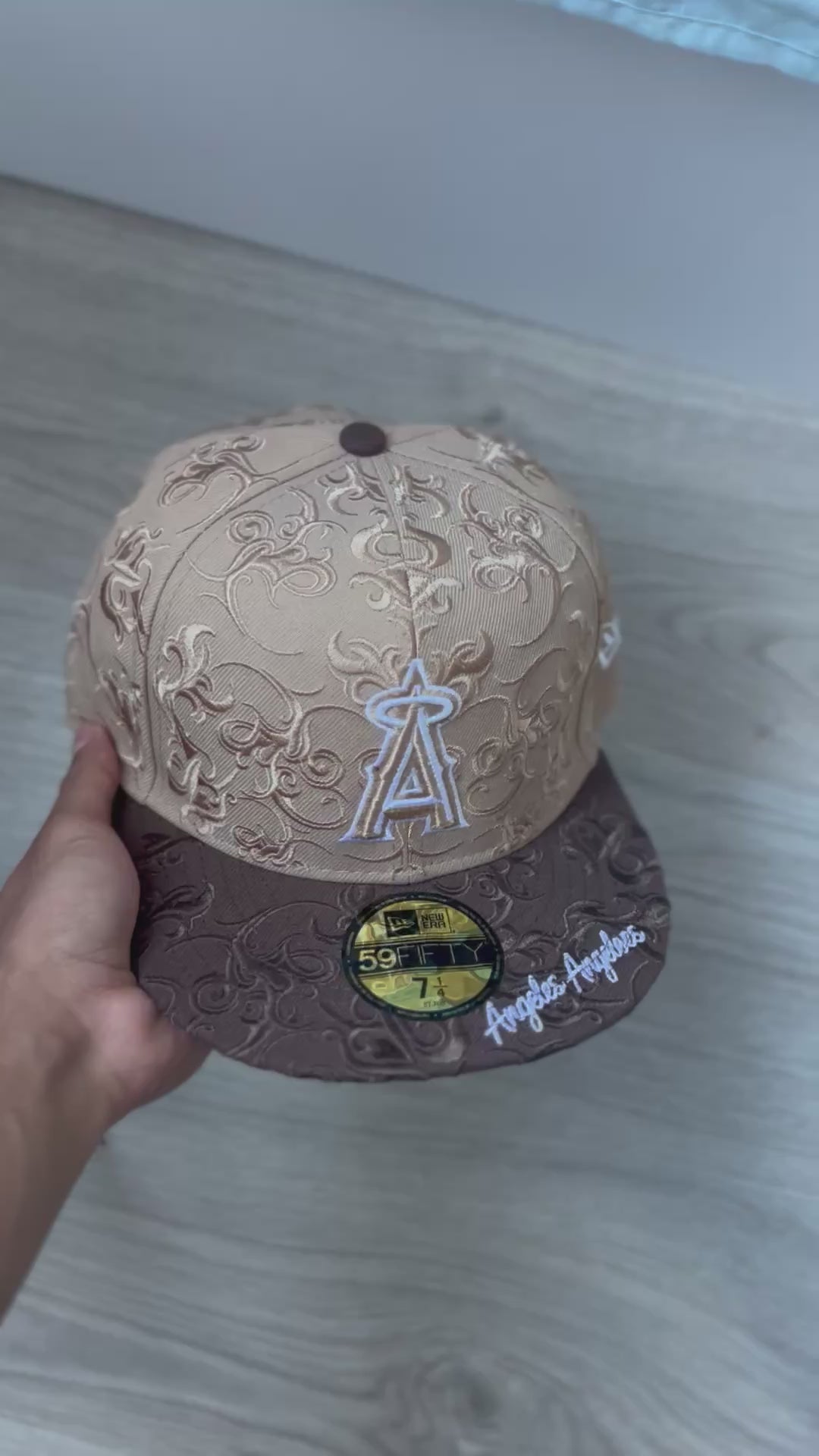 Gorra Fitted "Angels Halo & Baroque Brocade Pattern" Tan & Brown 7 1/4