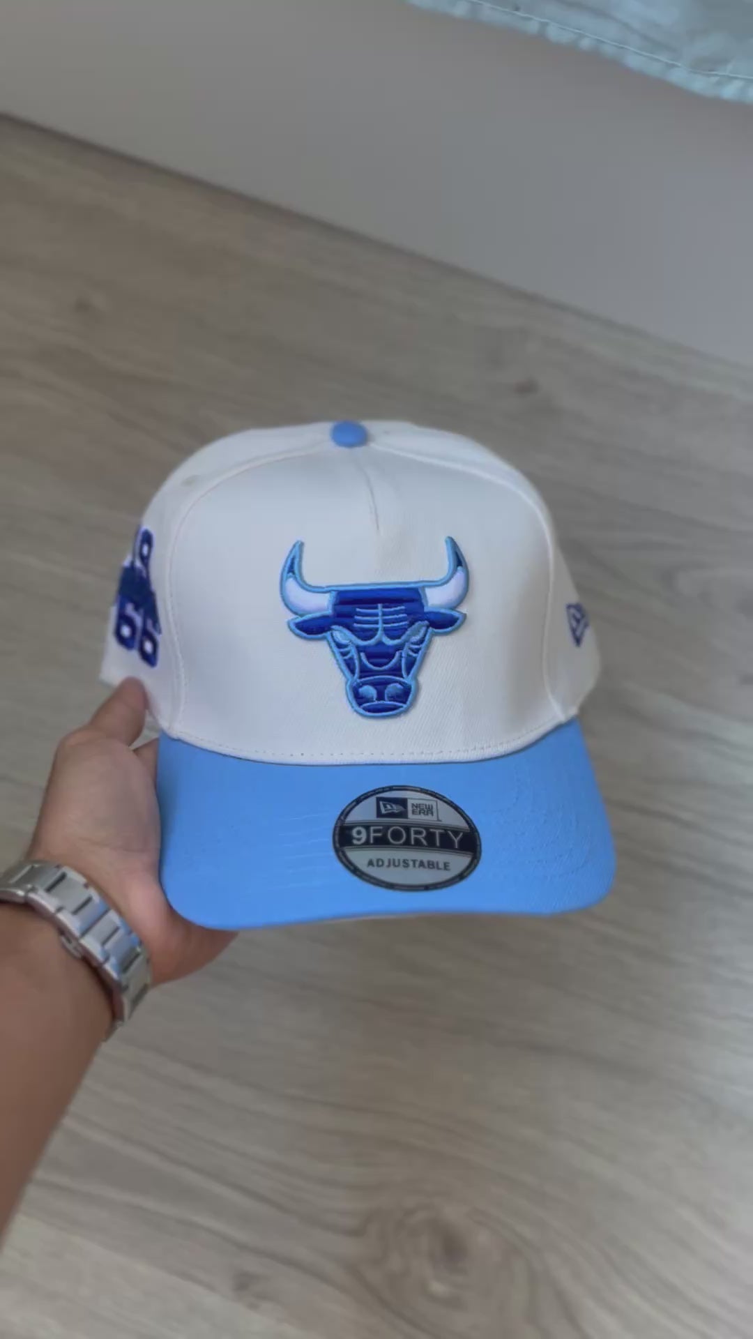 Gorra Two-Tone "Chicago Bulls Emblem & 1966 Patch" Off-White & Sky Blue