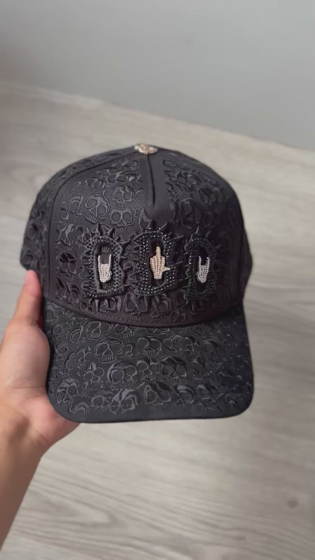 Gorra "Skull Embossed & Gold Rock Hands" Black Edition